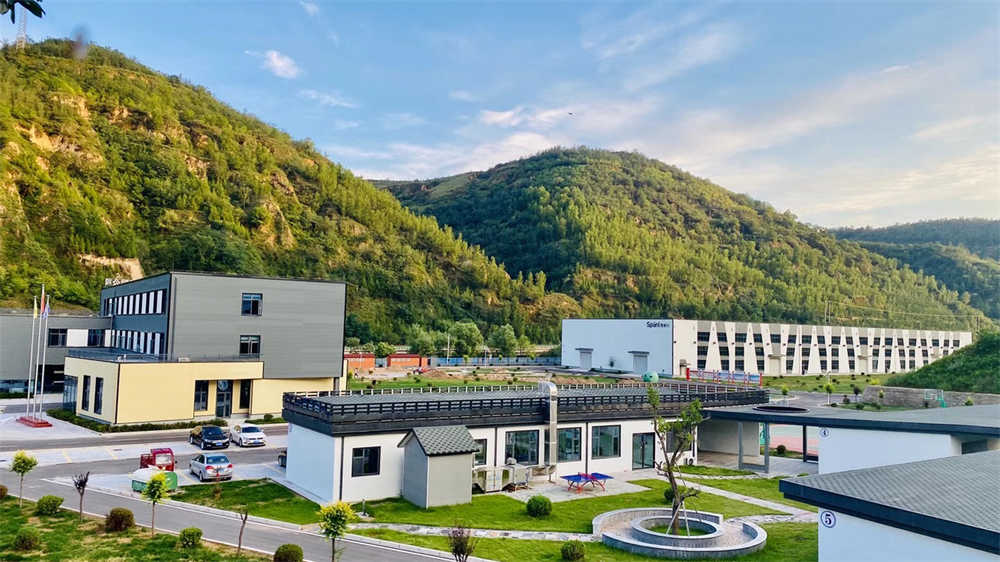 山清水秀,景色怡人,轮廓分明的外部构造,应景应色,企业形象立竿见影 延安斯派尔集成建筑科技有限公司厂房 板材型号:SG7012,SG9003,SG1014,CZS70-02。